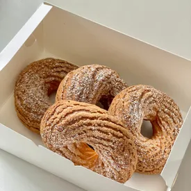 Кольца заварные с творогом и коричными яблоками